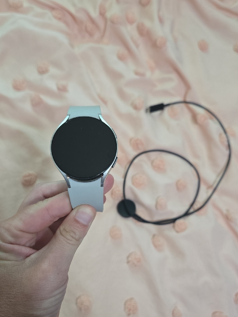 Sleek White Smartwatch with Silicone Band